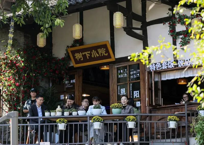游客在四川恩阳古镇一家咖啡馆消遣。新华社资料图