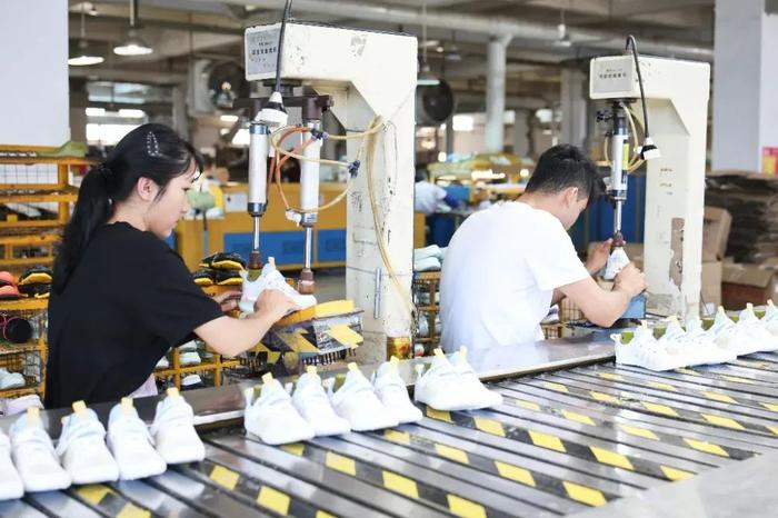 ▲拼多多成为童鞋品牌大黄蜂重点挖掘的新增量平台。展钊 摄