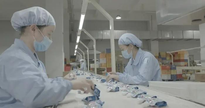 ▲老牌企业通过拼多多新电商在复兴路上逐步重焕生机。上图为金冠车间。受访者供图