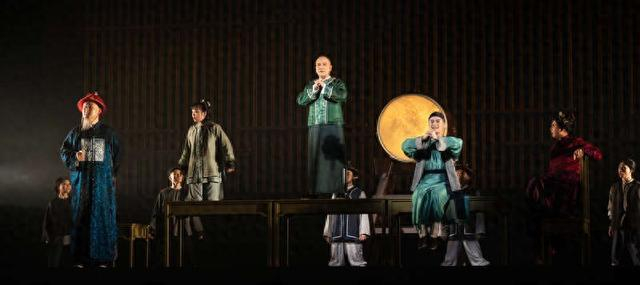 音乐剧《大状王》2025年巡演剧照。图片来源 西九文化区管理局及香港话剧团（夏冬摄）