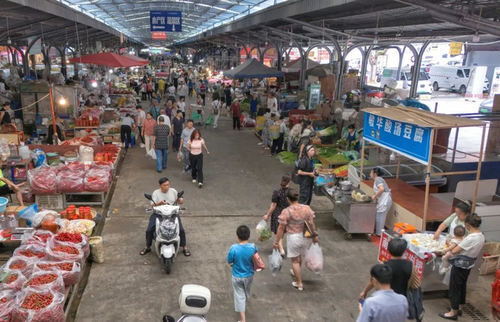 ▲清晨的农贸市场，前来采购的市民往来不绝