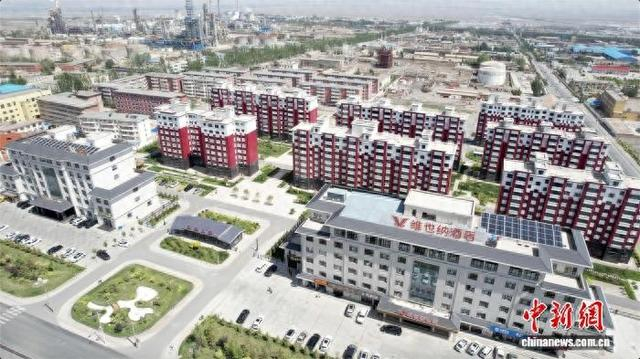 8月5日，航拍新楼林立的玉门老市区。高莹 摄