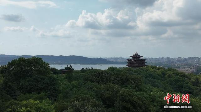 近日，从杭州吴山远眺一景。 倪佳艺 摄
