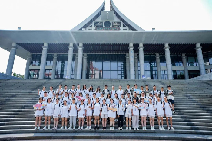 希望工程·安踏希望班同学在厦门大学合影。（图源：活动主办方供图）