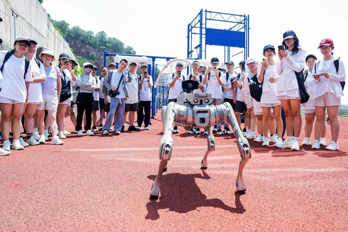 希望工程·安踏希望班同学走进厦门特警队参观。（图源：活动主办方供图）