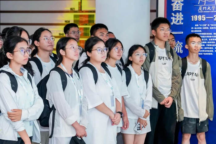 希望工程·安踏希望班同学走进厦门大学。（图源：活动主办方供图）