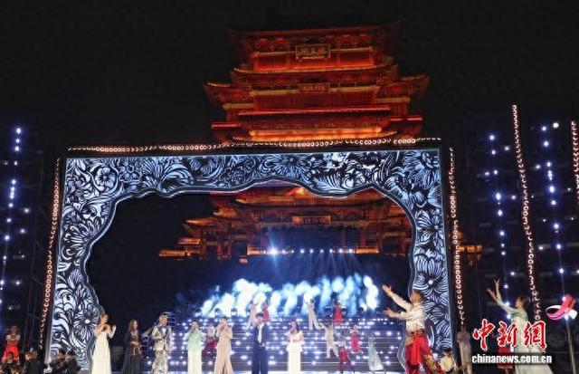 8月14日晚，中俄两国歌手在南昌滕王阁前联袂献唱“跨越时空的旋律”。中新社记者 刘占昆 摄