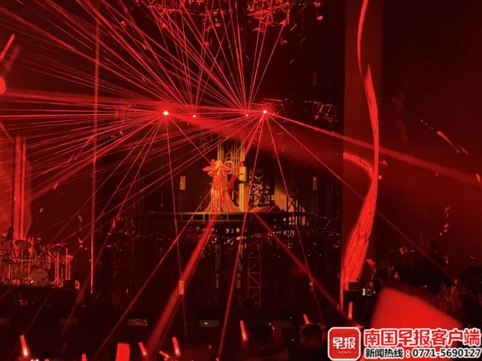 ▲舞台激光很容易对手机镜头造成损坏。南国早报全媒体记者 邹财麟摄
