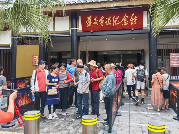 ▲络绎不绝的游客