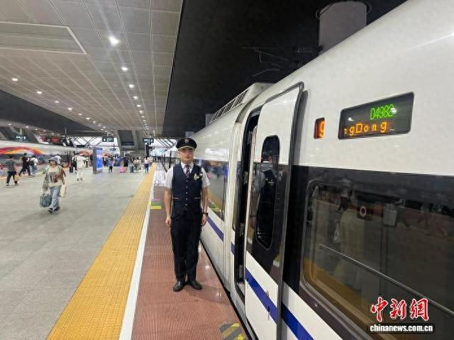 深圳北至重庆东站动卧列车D4982次13日晚从深圳北站发出。刘忠荣 摄