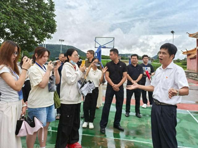 “兵支书”唐建南（右一）介绍优质葡萄种植产业。受访者供图