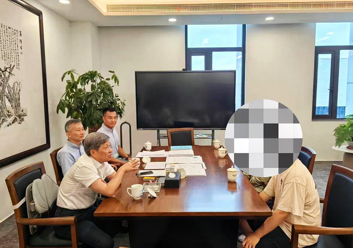 福耀科技大学校长王树国和同学面对面交流 / 受访者供图