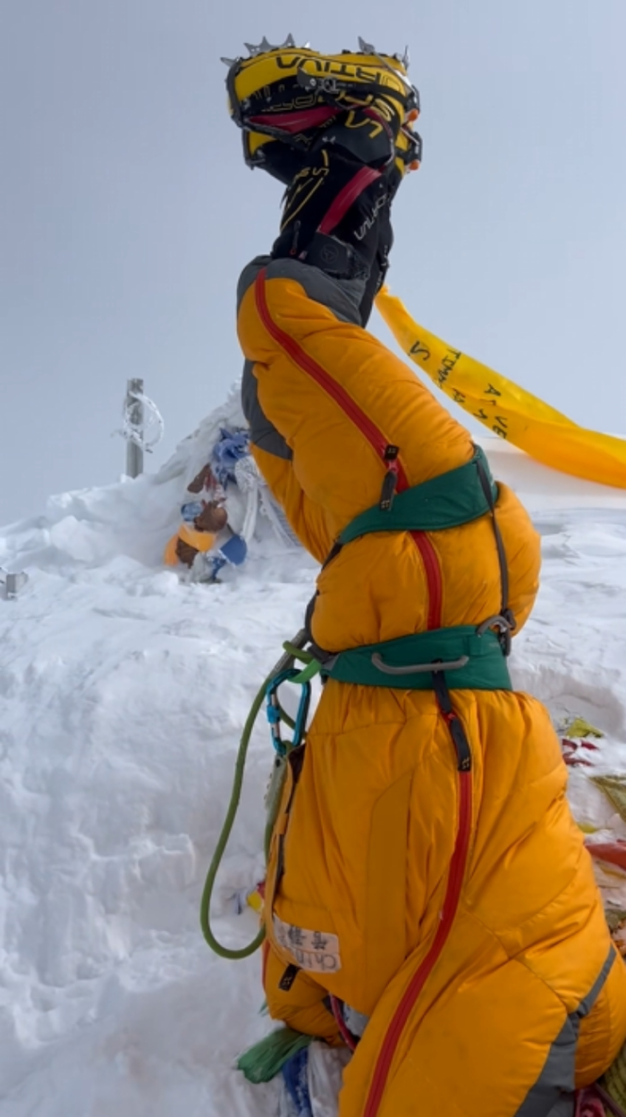 管静在珠穆朗玛峰顶做倒立。图据祁东县融媒体中心