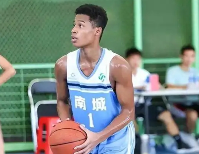 广东球迷开始可怜彰华非！夏联硬是不给上，却练大龄番薯，看不懂