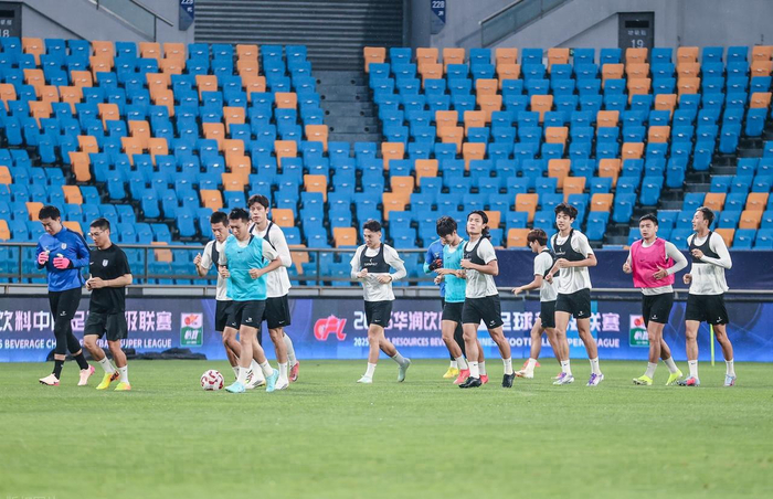 中超大连英博PK天津津门虎赛前踩场图片，看看都有谁？共10张！