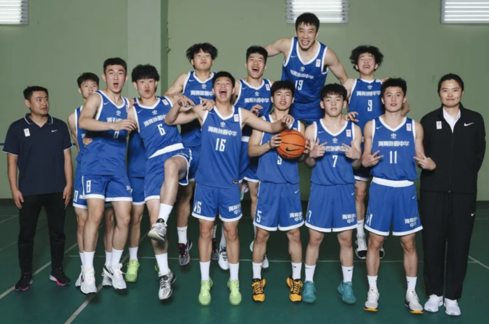 王俊杰在高中时期带领海亮外语中学问鼎高中联赛。