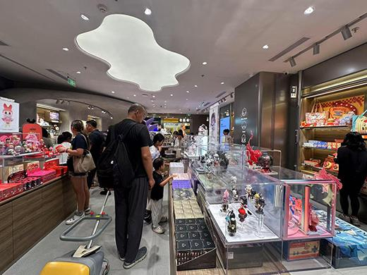 某潮玩商店