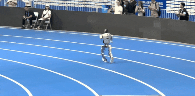 王兴兴谈人形机器人如何从“功夫模式”进步至“打工模式”：运动是干活的先决必要条件