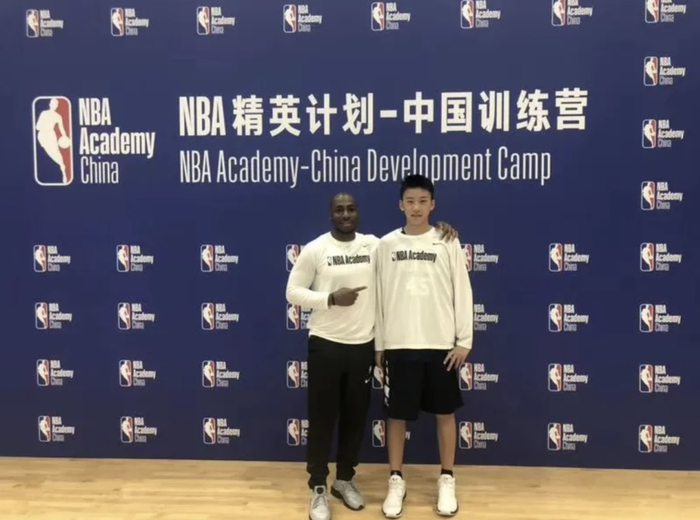王俊杰借助中国校园篮球和NBA精英训练营的路径，一路闯进了NCAA。