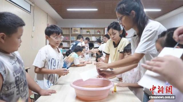 在聊城市茌平区，爱康社工中心通过专业服务将托管班打造成孩子们的“第二课堂”。茌平区委宣传部供图