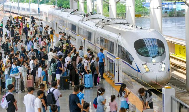 7月1日，旅客在河南洛阳龙门站乘车。新华社发（张怡熙摄）