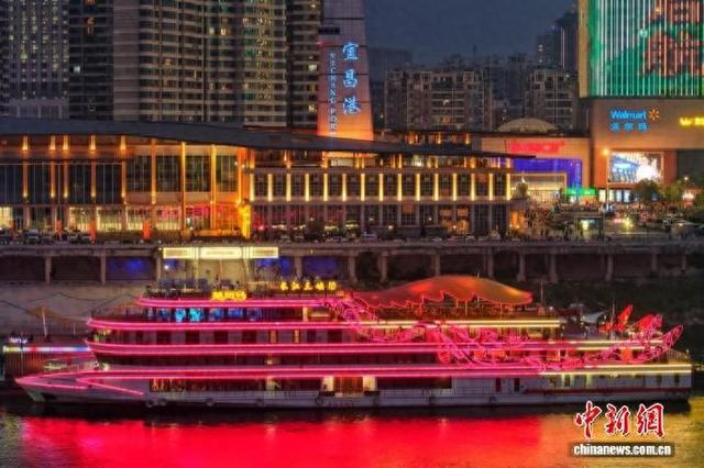 游客登上游轮，开启峡江之旅。周星亮 摄