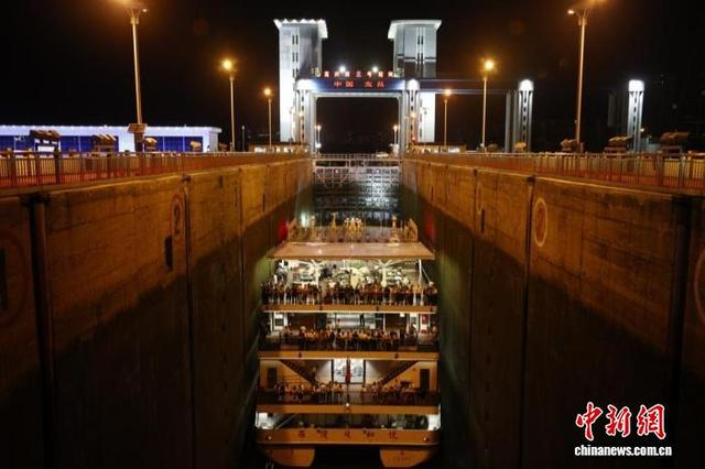 游客乘坐游轮通过葛洲坝3号船闸，体验“水涨船高”。郑爽 摄