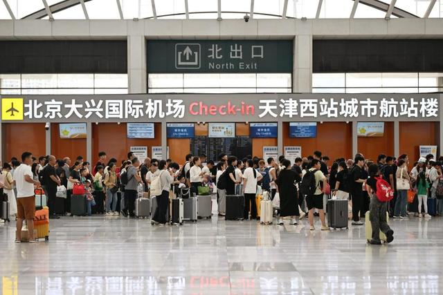 7月1日，旅客在天津西站候车。新华社记者 李然 摄