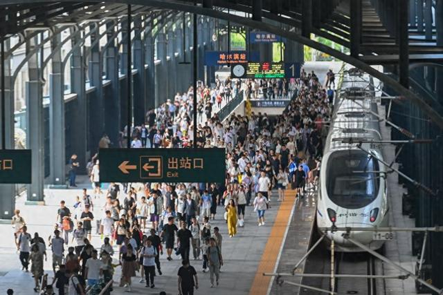 8月2日，旅客在哈尔滨火车站有序出站。新华社发（原勇摄）
