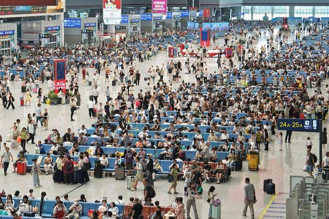 8月1日，旅客在贵阳北站候车大厅候车。新华社发（张维摄）