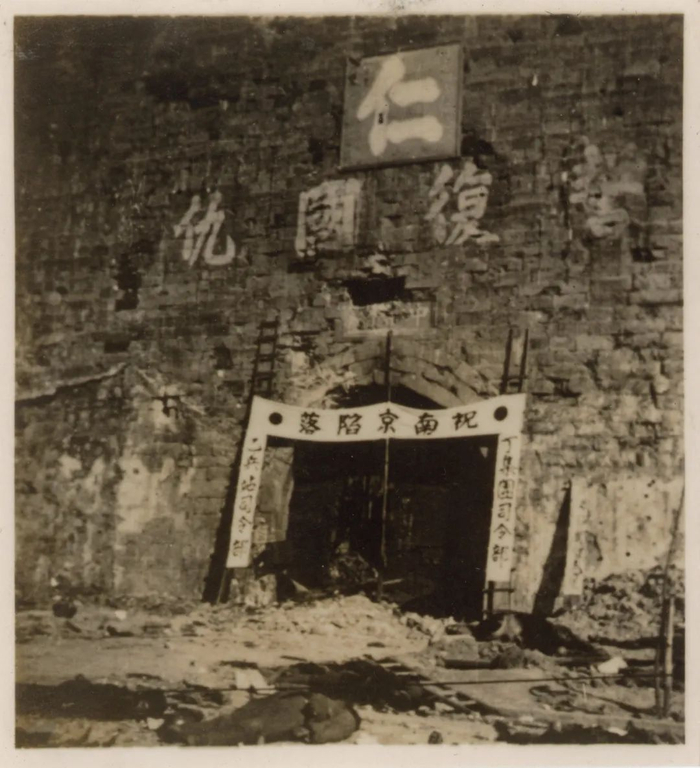 ▲侵华日军士兵堀越文夫的相册（拍摄于南京中华门前），图片出自侵华日军南京大屠杀遇难同胞纪念馆。