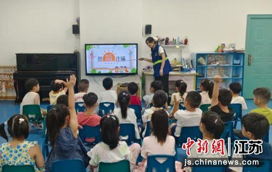 植物园社区开展防电信诈骗宣传活动。植物园社区供图