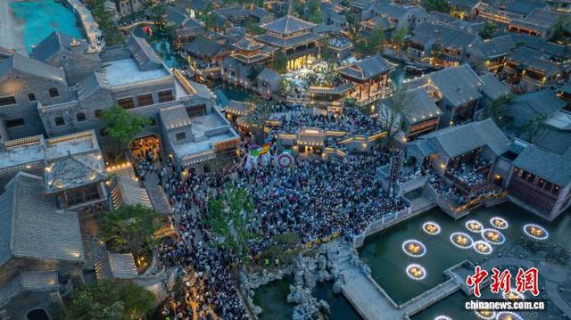 游客参观明水古城景区。景区供图