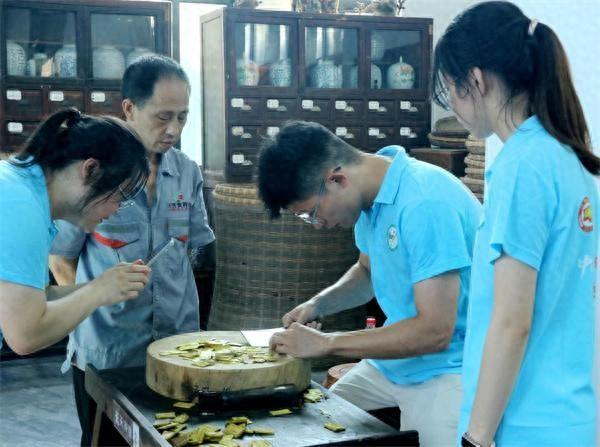 宜春学院“岐黄文化·青春传承”暑期“三下乡”社会实践队在非遗学堂直播。团队供图