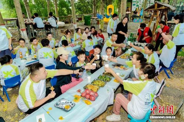 许多业主成了“农场常客”，周末带朋友来团建，把家庭聚会放在大棚里。 李静 摄