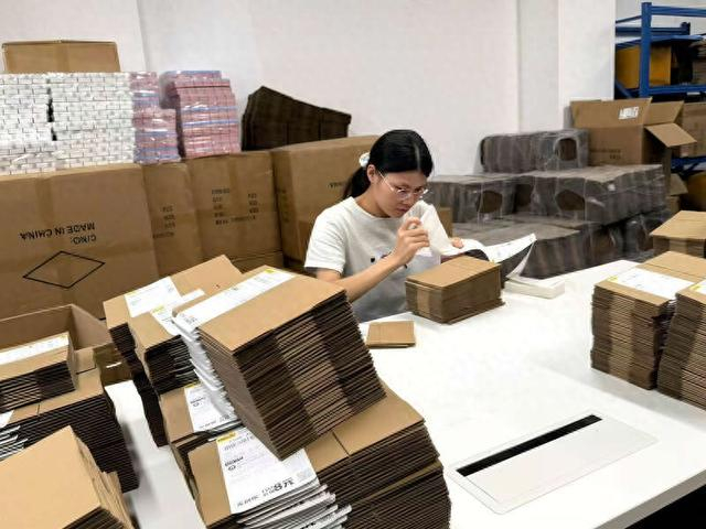 龚琦店铺的员工在贴快递面单。受访者供图