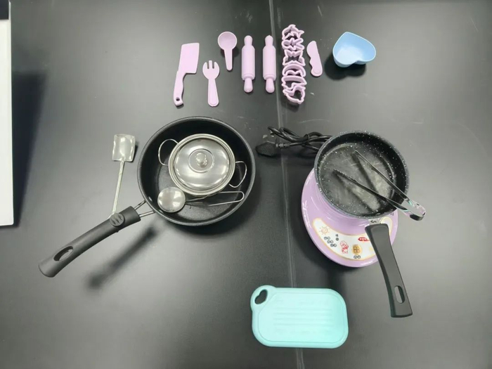 ▲检验的仿真厨房玩具样品。宁波市市场监管局供图