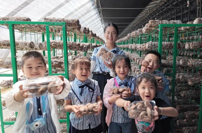在兰州新区秦东生态农场享受采摘乐趣。