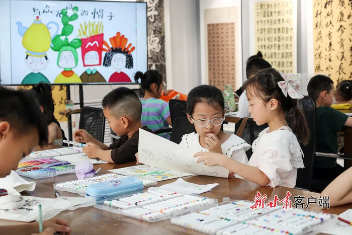 在平凉市崆峒区文化馆暑期公益培训班学习。
