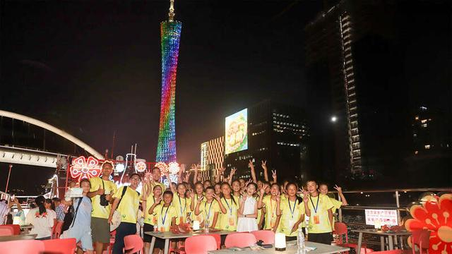 孩子们在主题游船上与广州塔合影。受访者供图
