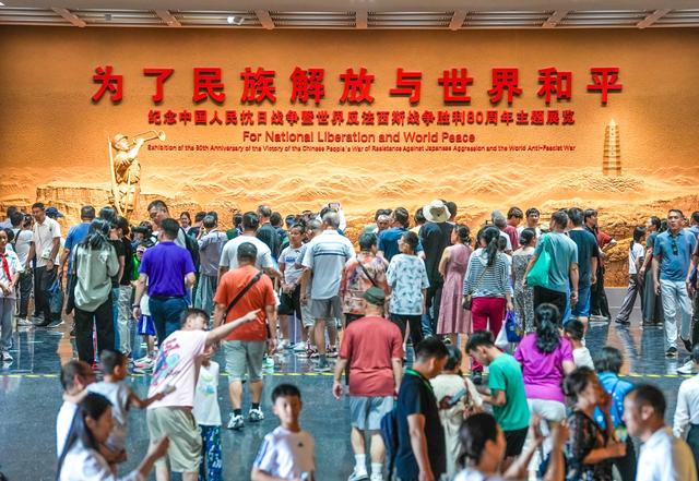 近日，中国人民抗日战争纪念馆观众如潮。武亦彬摄