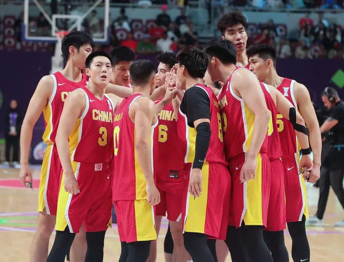 8月17日，中国队球员在比赛前。新华社记者 王东震 摄