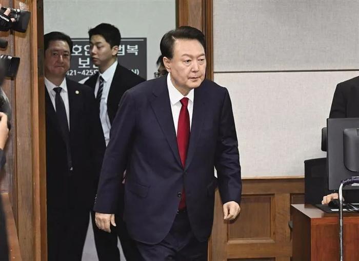 4月21日,尹锡悦在韩国首尔中央地方法院出席庭审。图源:新华社