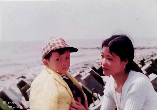 王磊被拐前和唐蔚华的合影（受访者供图）