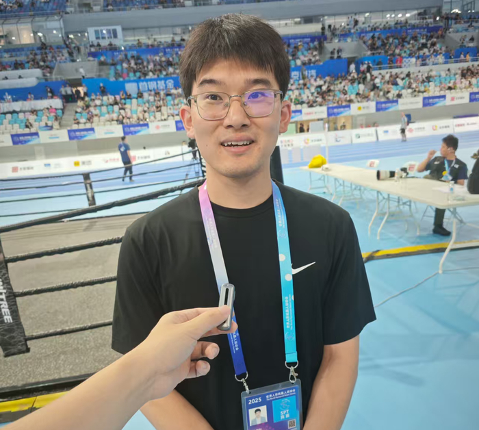 华电铁甲钢拳队领队林斌同学在成功晋级决赛后接受记者采访 新京报贝壳财经记者罗亦丹/摄