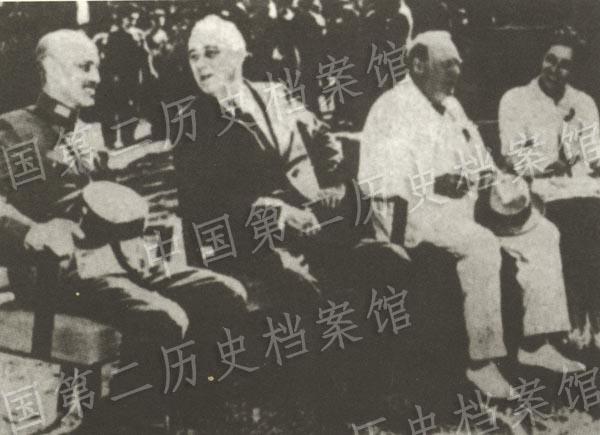 1943年11月,罗斯福、蒋介石、丘吉尔在开罗会议时的照片。中国第二历史档案馆