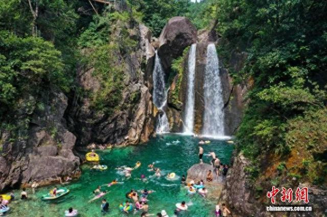 图为柳州市融水苗族自治县的嵘溪瀑布景区。融水苗族自治县文化体育广电和旅游局 供图