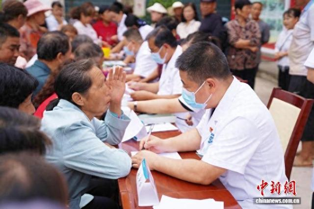 成县人民医院专家在小川镇开展巡诊服务活动。陈争强 摄