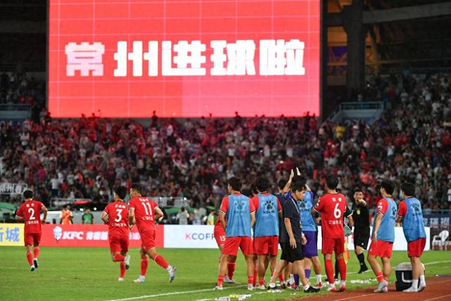 2025年8月16日，江苏常州，2025苏超第九轮，常州队主场1比0战胜镇江队。视觉中国 图