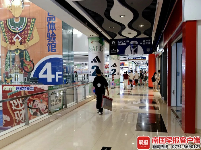 ▲华南城4号广场人气较旺。  南国早报全媒体记者 蒋保平摄